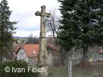 Kamenný kříž pod farou v Bělotíně do roku 2014