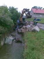 Oprava zdi potoka u bývalé moštárny